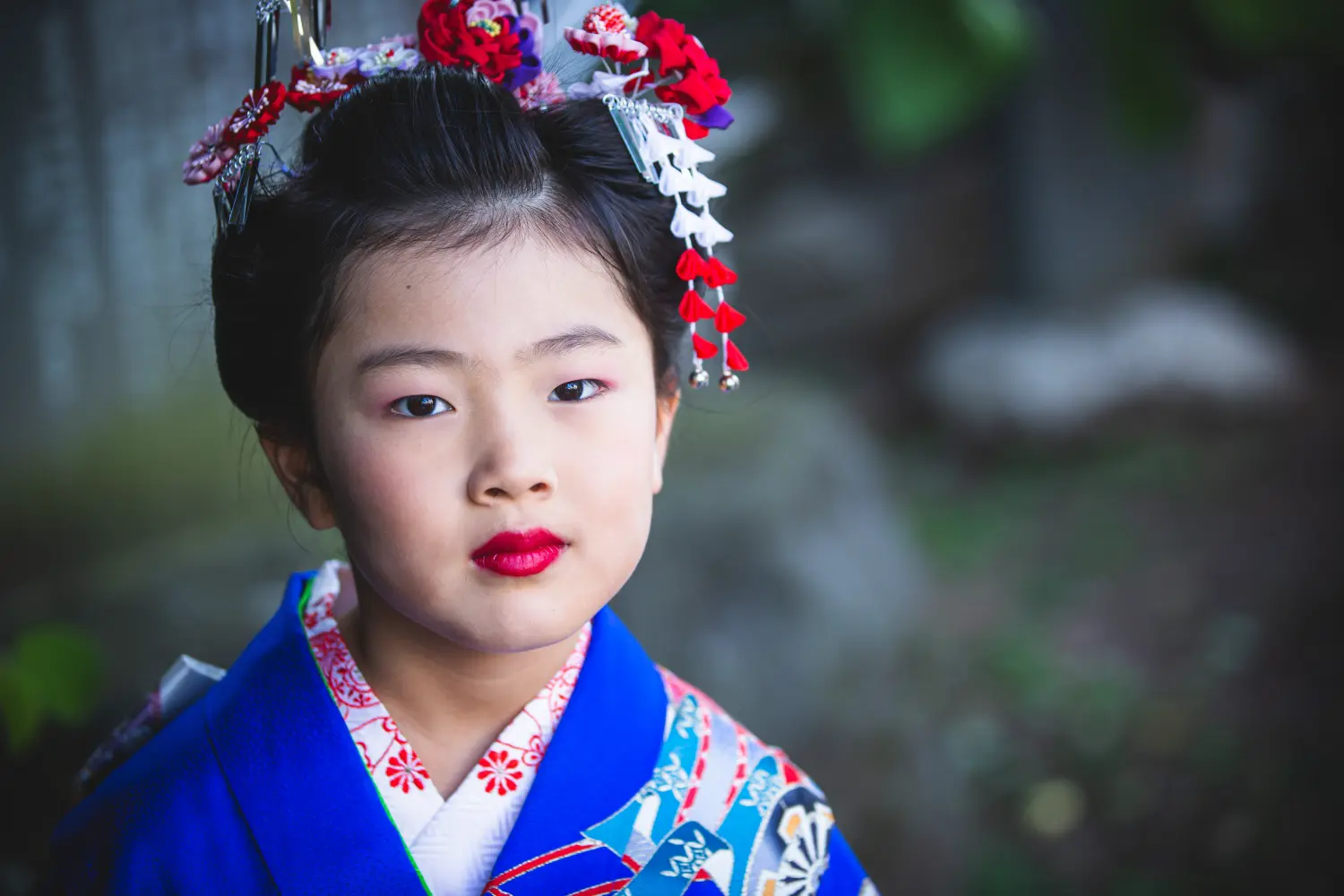 日本髪風の結い上げと花かんざしの7歳の女の子の顔よりのポートレート、七五三の出張撮影（湯島天神・東京）