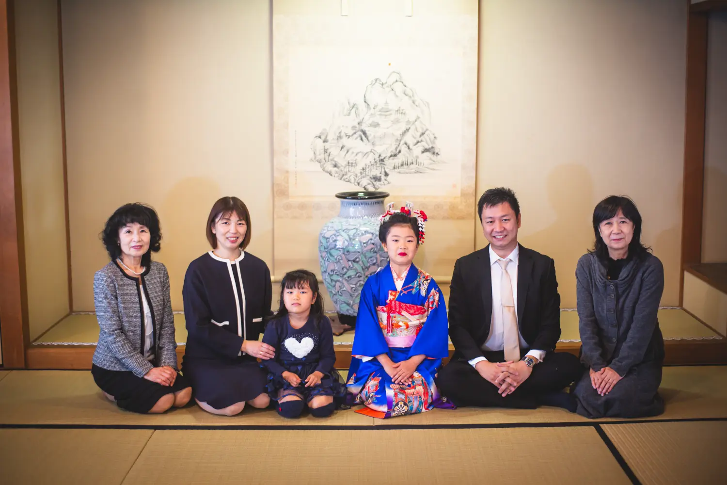 座敷で正座して並ぶ三世代6人の家族集合写真、7歳の女の子の七五三（湯島天神・東京）